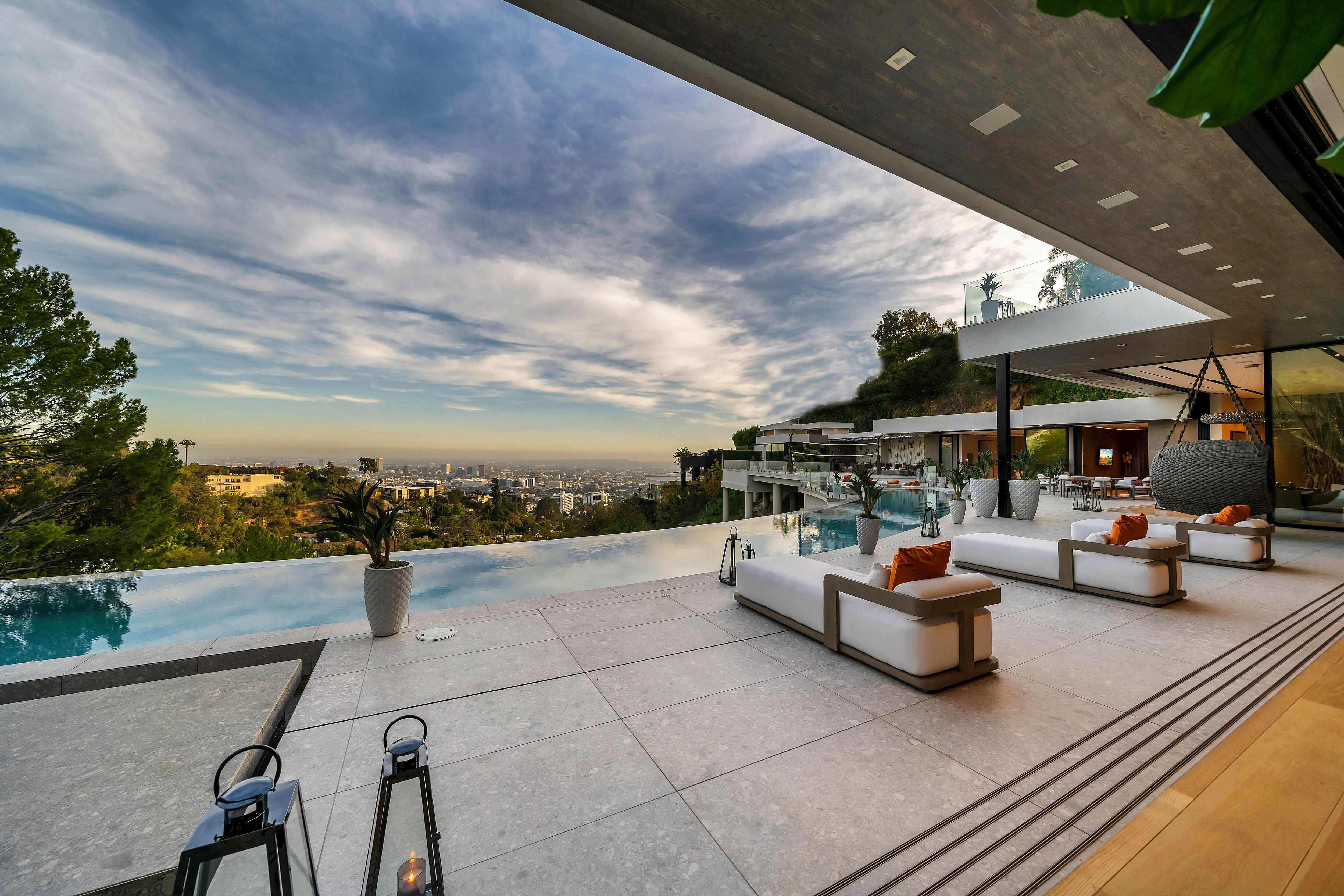 Contemporary Palace For Sale Bird Streets Los Angeles — HYPERLUXE